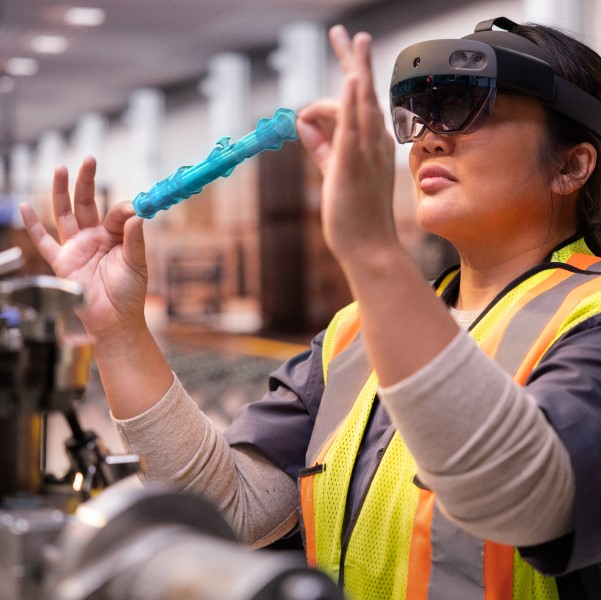 Woman working in process manufacturing manipulates a 3D model as part of a Guide.