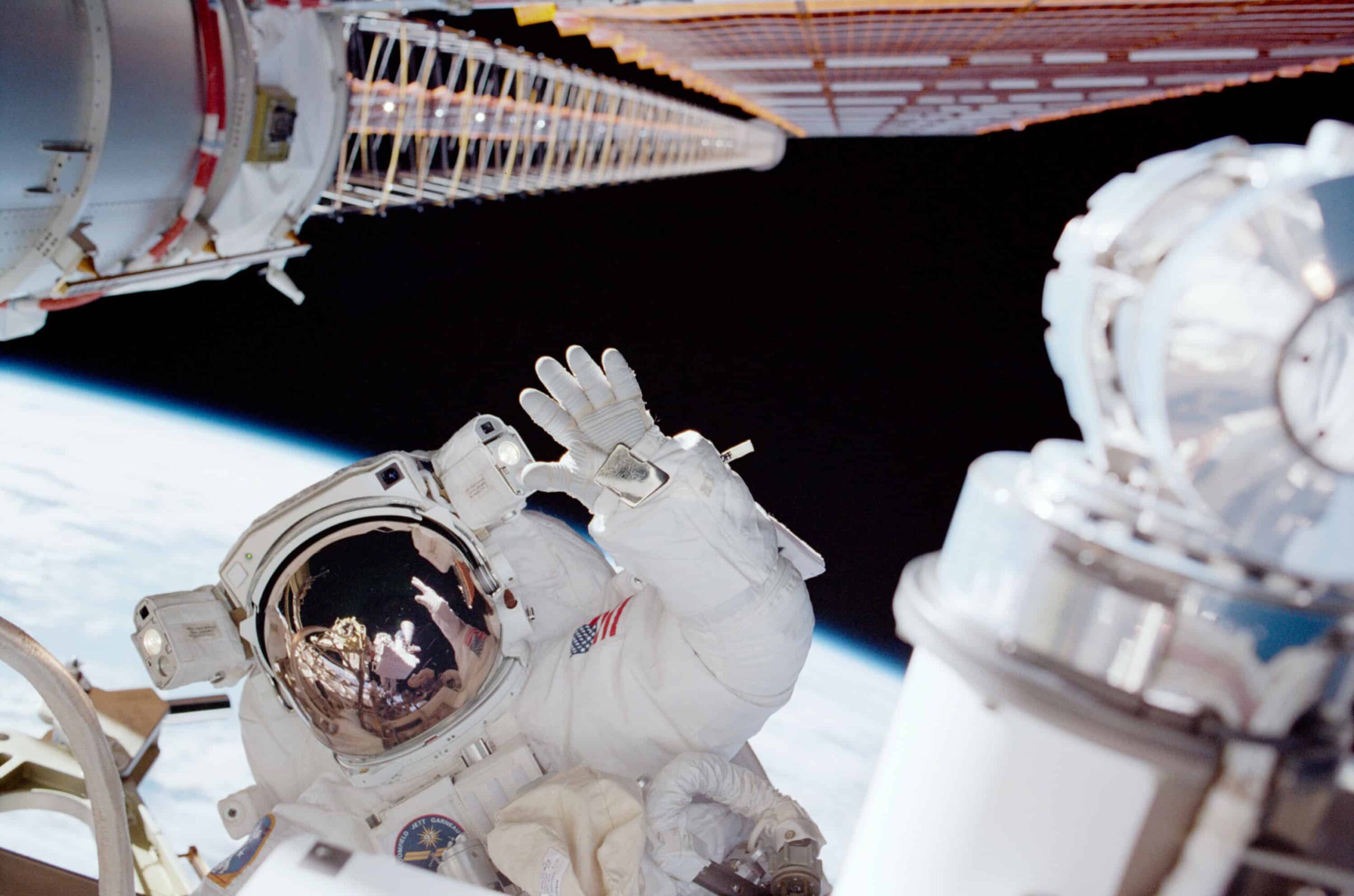 astronaut_waving