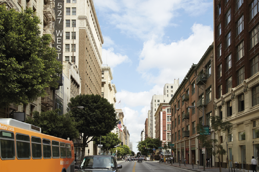 Street view of a New York City two way street