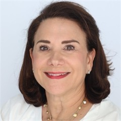 Julie's headshot