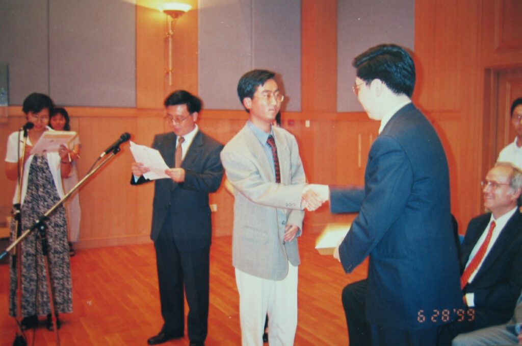 1999年,谢幸(中)荣获首届“微软学者奖学金”