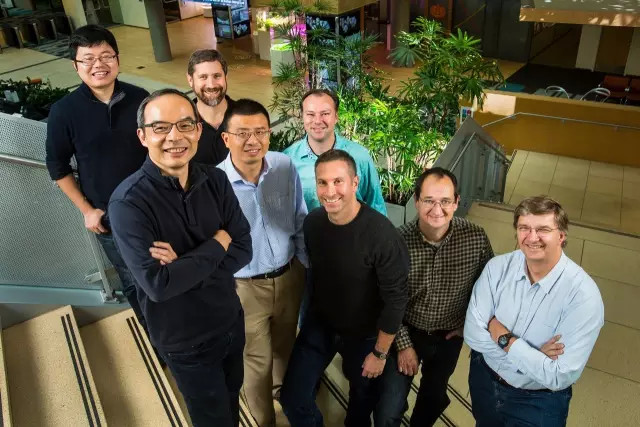 后排左起：Wayne Xiong, Geoffrey Zweig, Frank Seide；前排左起：黄学东, Dong Yu, Mike Seltzer, Jasha Droppo，Andreas Stolcke；摄影：Dan DeLong