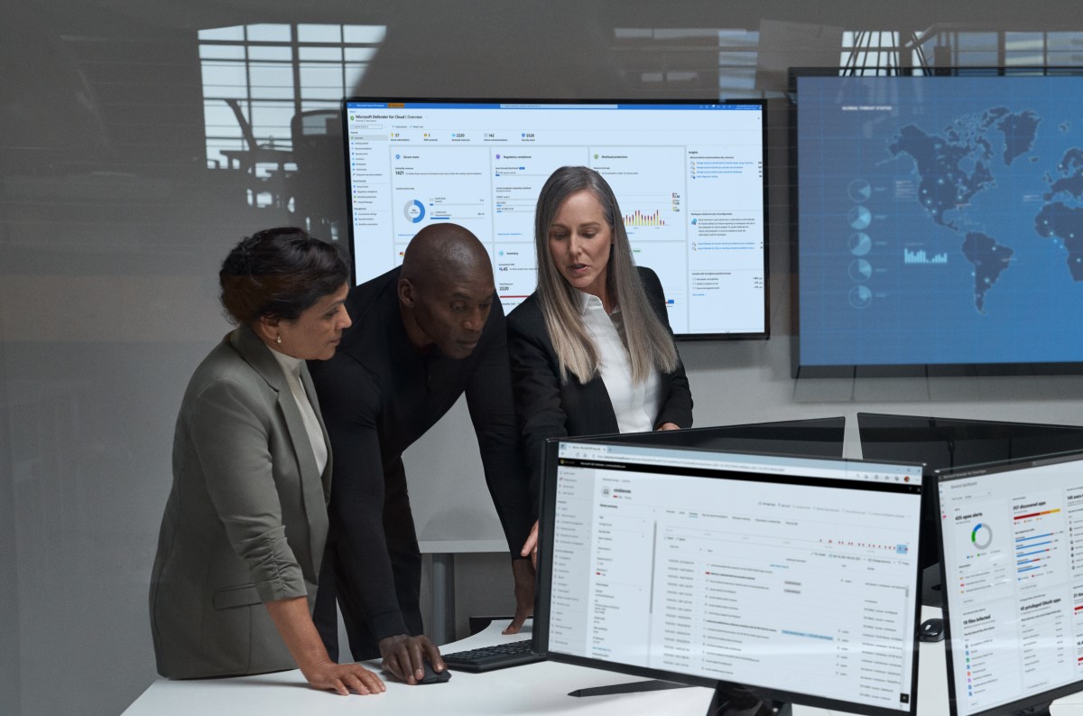 CISO collaborating with practitioners in a security operations center.