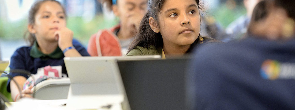 Anak di kelas menggunakan komputer Microsoft Slate