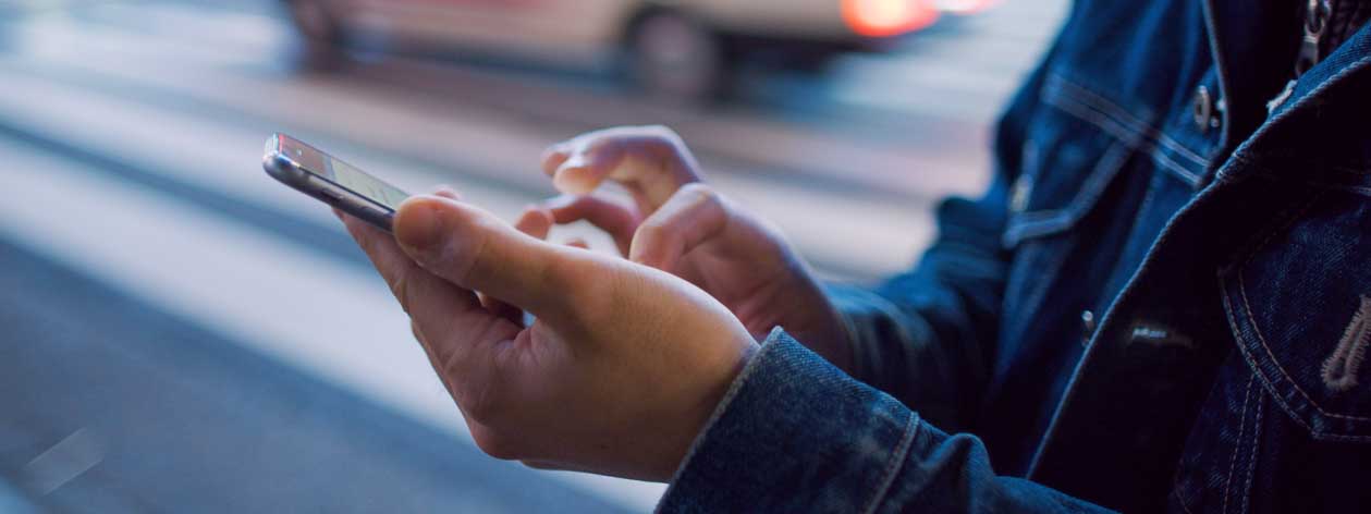 自分のスマートフォンを使用している人のクローズアップ, トラフィックとバックグラウンドで