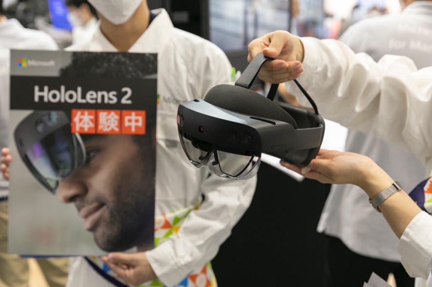 Hololens 2 体験ブース前に掲げられたヘッドセット
