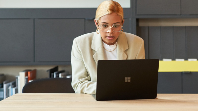 Uma mulher trabalhando com um laptop